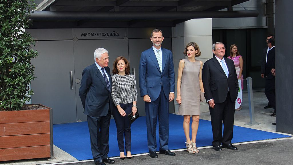 Don Felipe y doña Letizia han saludado a los presentadores y trabajadores de la casa