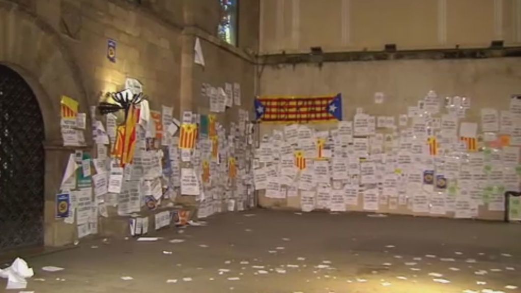 Empapelan paredes y suelos de Lleida con consignas independentistas
