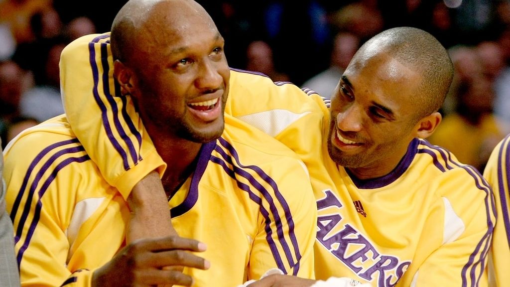 Lamar Odom en el banquillo de un partido de la NBA de los Lakers