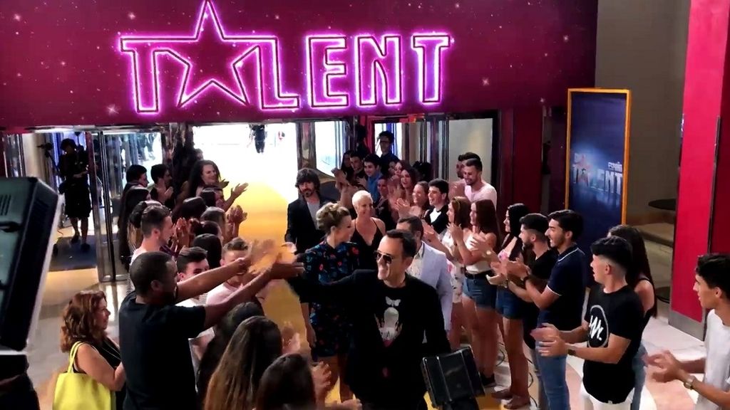 Locura fan en la alfombra roja de 'Got Talent 3' para recibir a Santi MIllán y el jurado