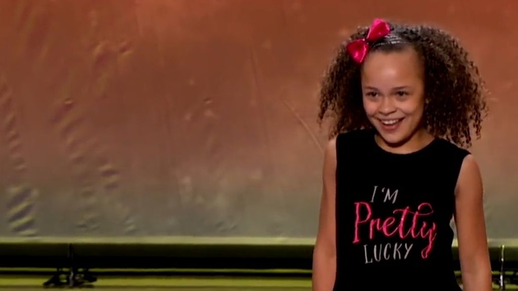 Una pequeña concursante vomita sobre Paula Abdul en un 'talent show'