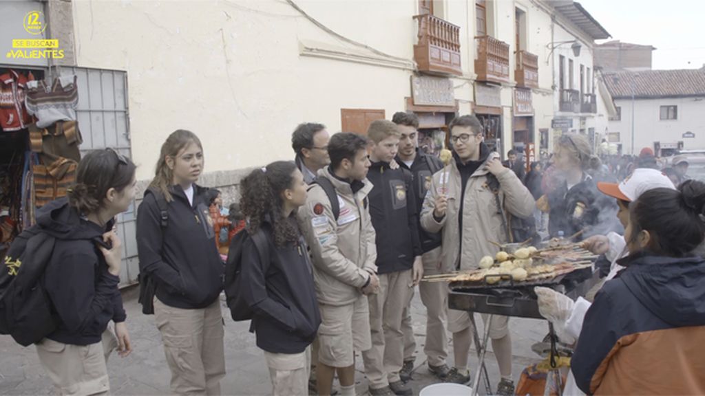 Nuestros #valientes visitan el mercado de Cuzco y prueban comida tradicional