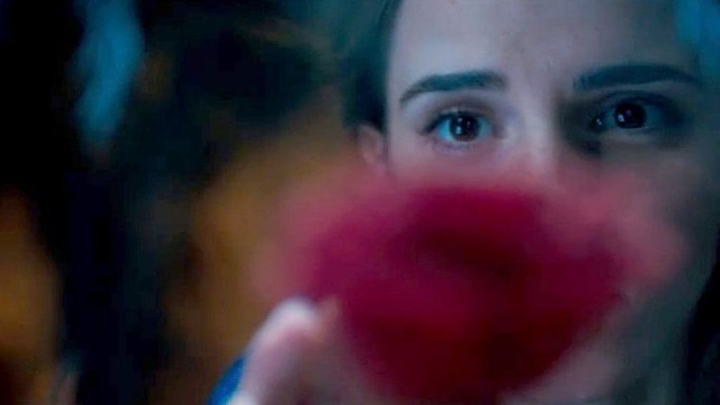 Emma Watson toca la rosa encantada en 'La Bella y la Bestia'