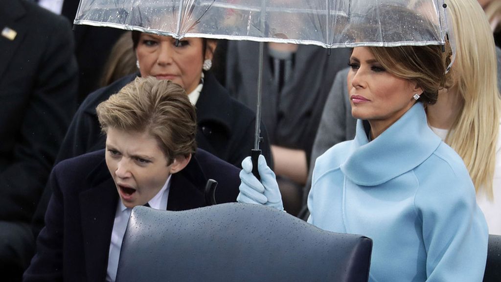 Barron Trump bostezando durante la toma de posesión de su padre