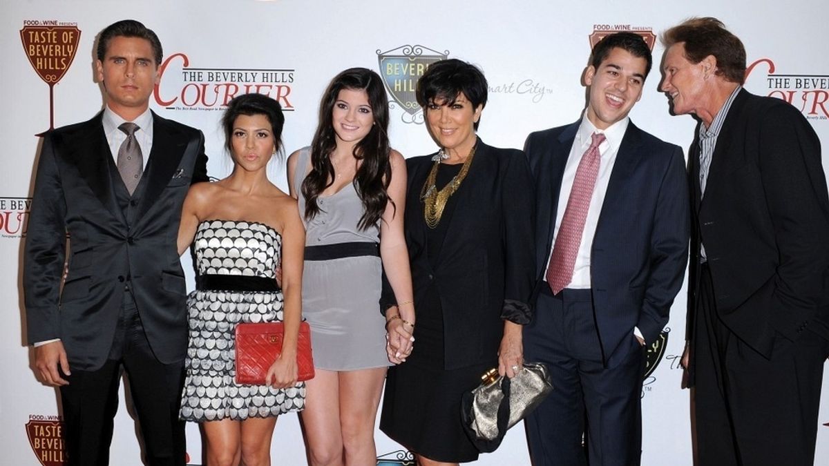 Scott Disick posando con las Kardashian