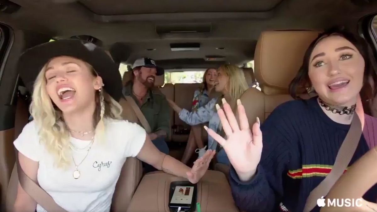 La familia Cyrus canta en el 'Carpool karaoke' de Apple Music