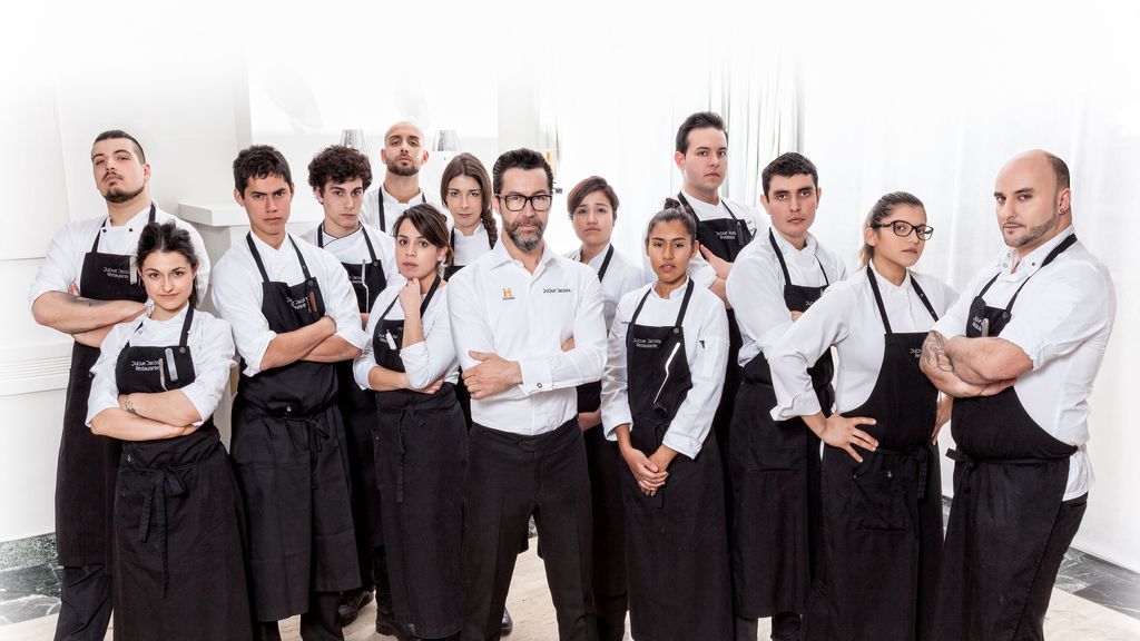 Quique Dacosta y su equipo de cocineros preparan la quinta edición de 'La última cena', en el canal Historia
