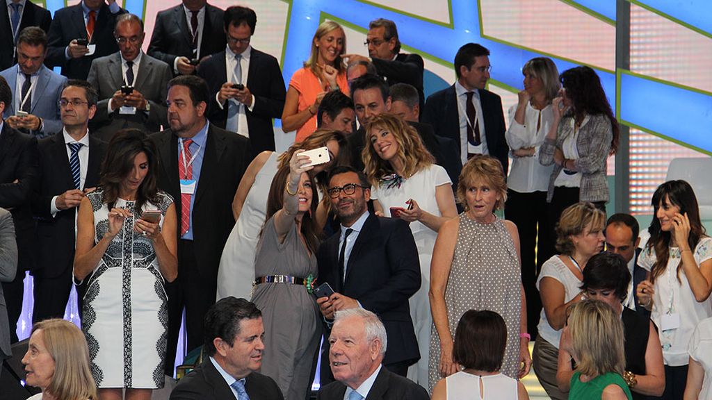 Don Felipe y doña Letizia han saludado a los presentadores y trabajadores de la casa