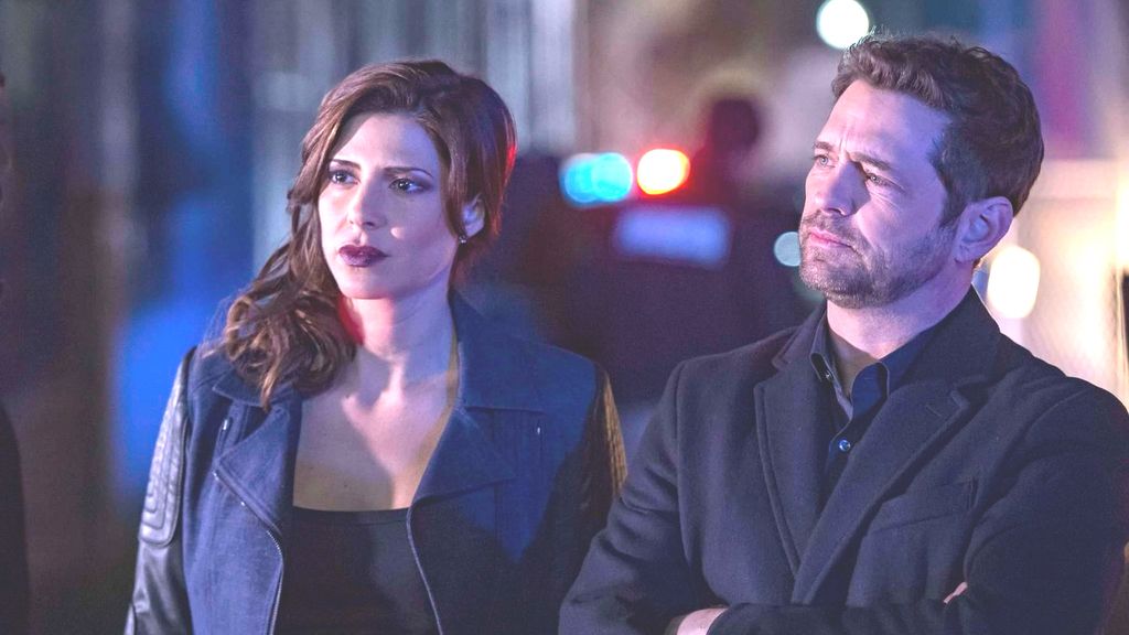 Jason Priestley y Cindy Sampson en 'Private eyes' Fox Life