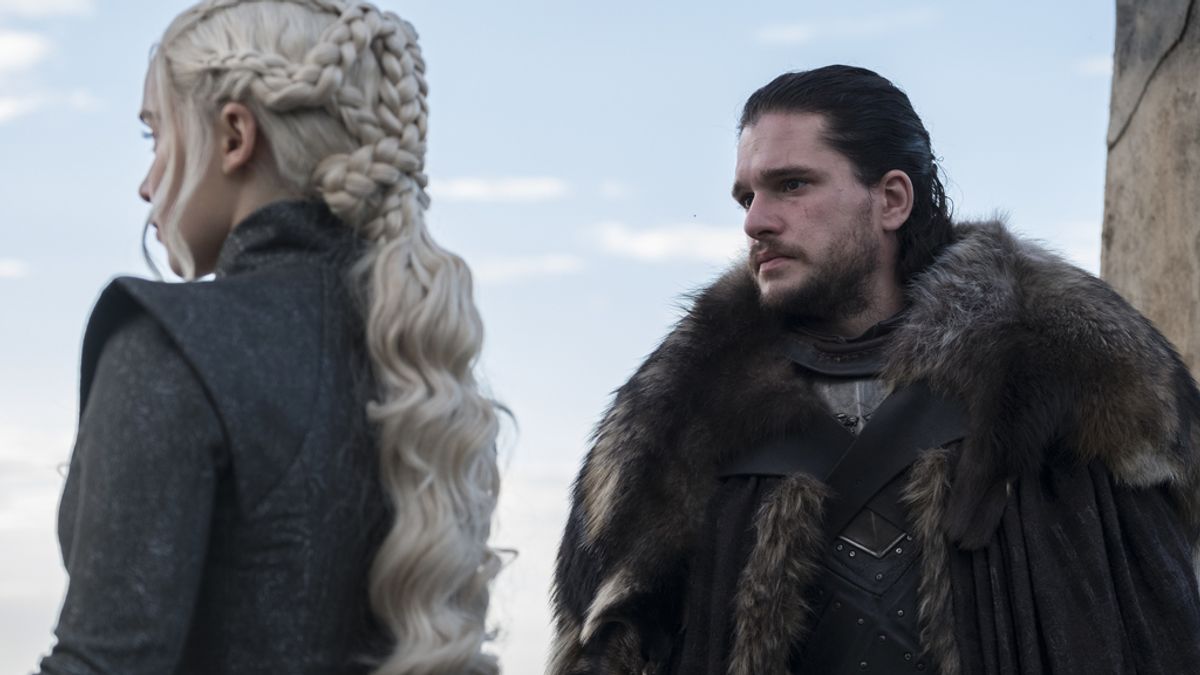 Daenerys Targaryen (Emilia Clarke) y Jon Snow (Kit Harington) se reúnen en la serie de HBO 'Juego de tronos'