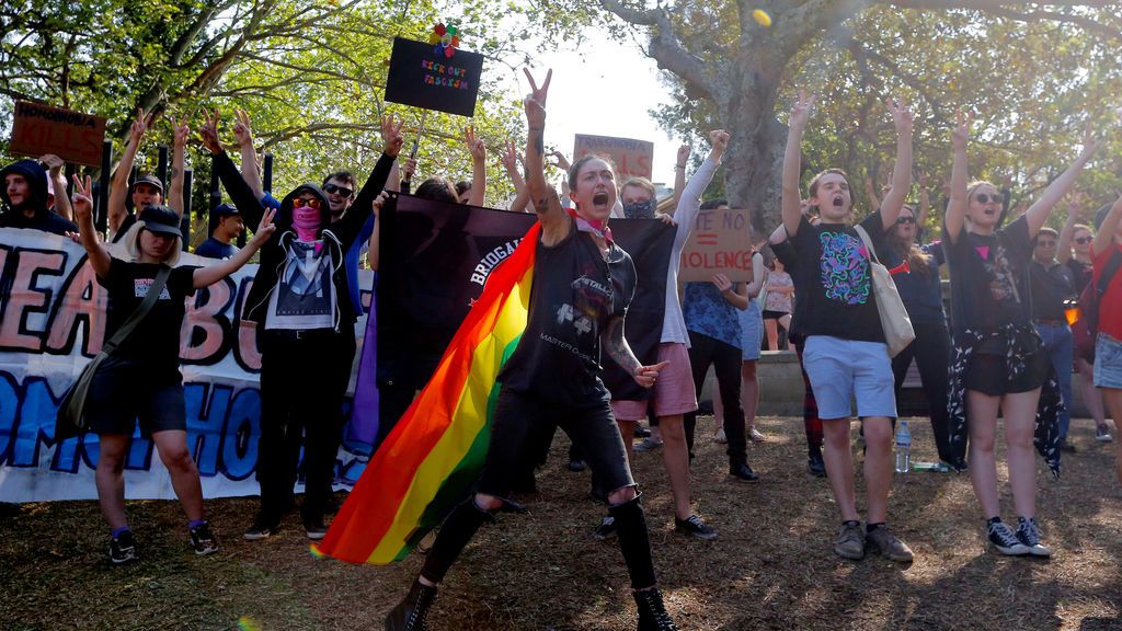 Manifestantes a favor del matrimonio con personas del mismo sexo protestan contra los antimanifestantes en un parque de Sydney