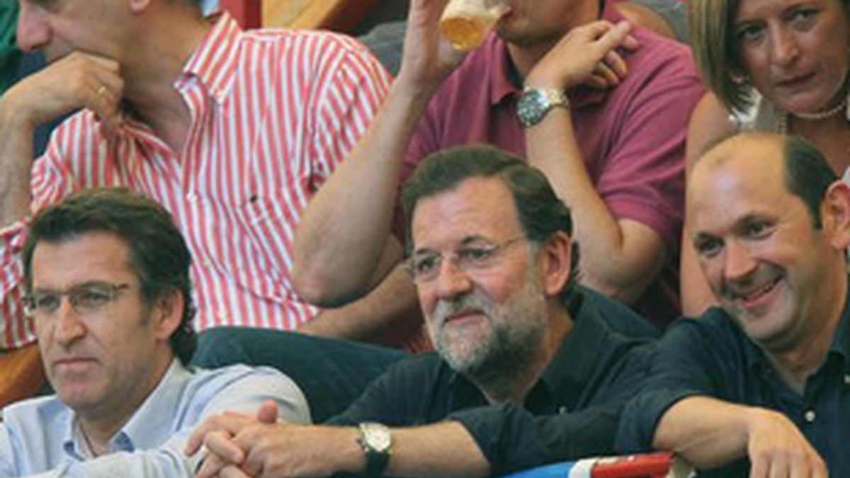 Mariano Rajoy, en el centro, en una corrida de toros.