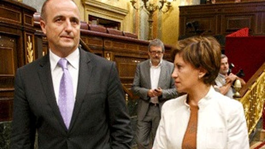 El ministro de Industria, Miguel Sebastián, en el Congreso junto a la titular de Agricultura, Elena Espinosa.