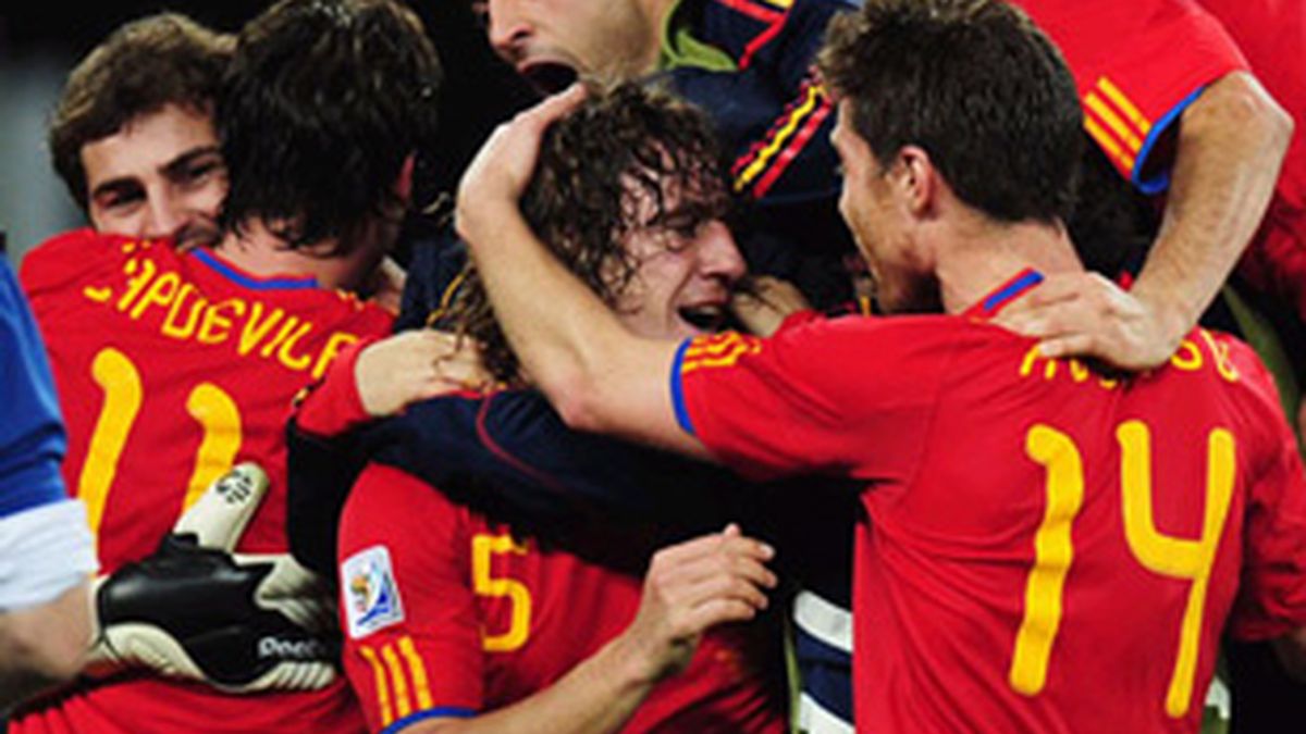 Los jugadores de la selección celebran el gol de Puyol (en el centro).