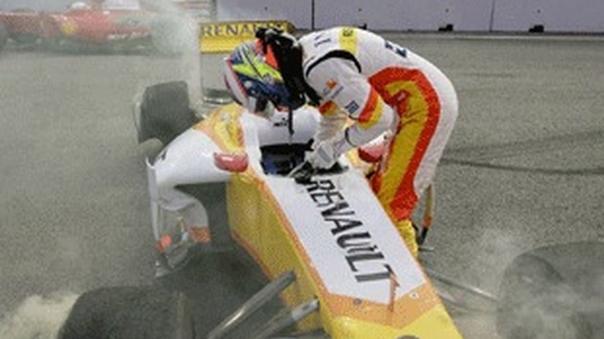 Grosjean, de Renault, tras sufrir un accidente en la misma curva que Piquet en 2008, en la primera sesión de entrenamientos libres de Singapur.