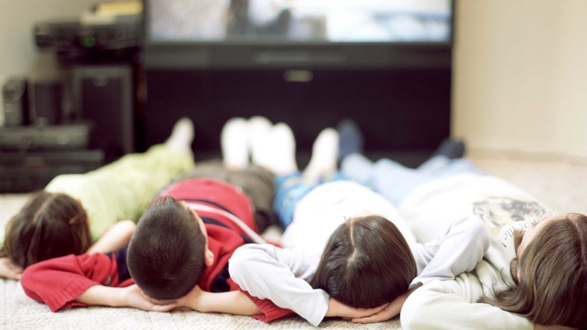 Niños frente a la tele