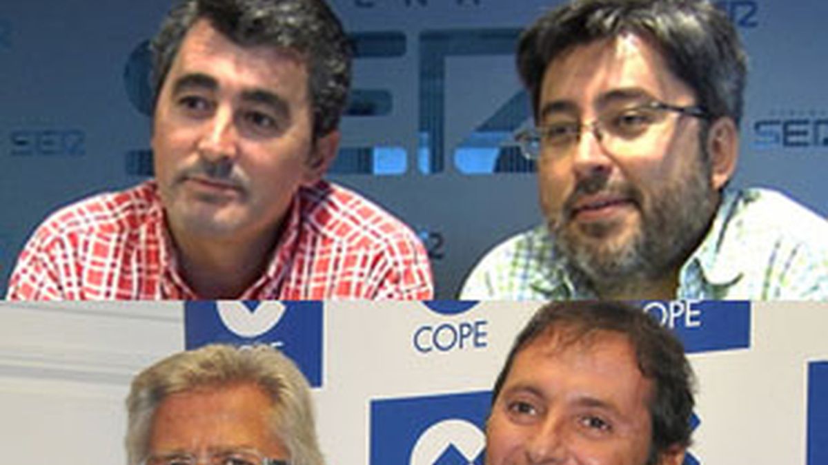 Arriba, el equipo de 'Carrusel deportivo' (SER), Javier Hoyos y Juanma Ortega, abajo, Pepe Domigno Castaño y Paco González, de 'Tiempo de juego' (Cope).