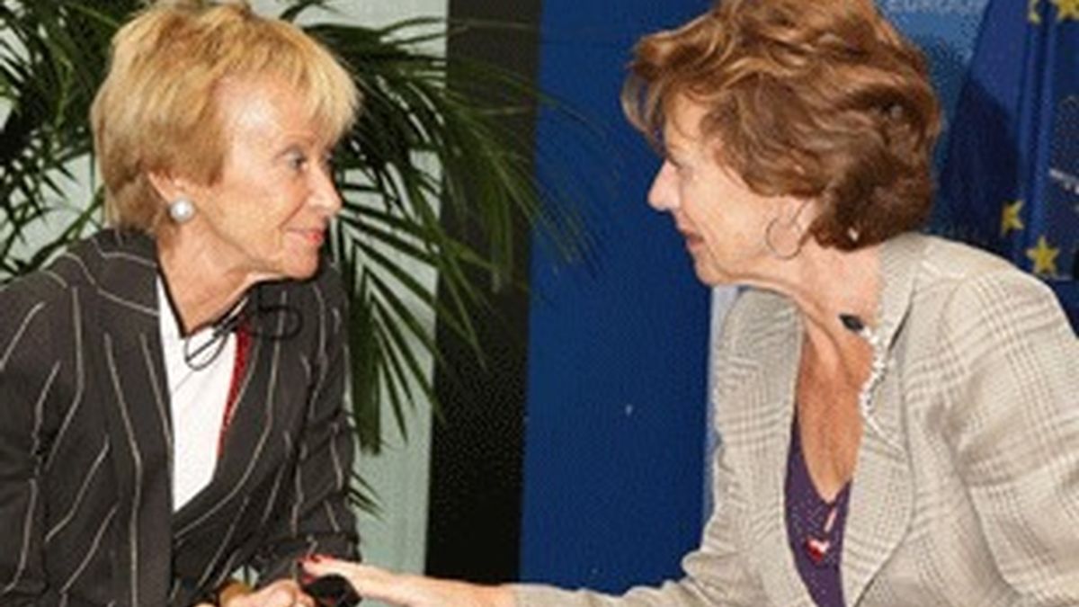 María Teresa Fernández de la Vega (izquierda) y la comisaria europea Neelie Kroes, reunidas en Estrasburgo.