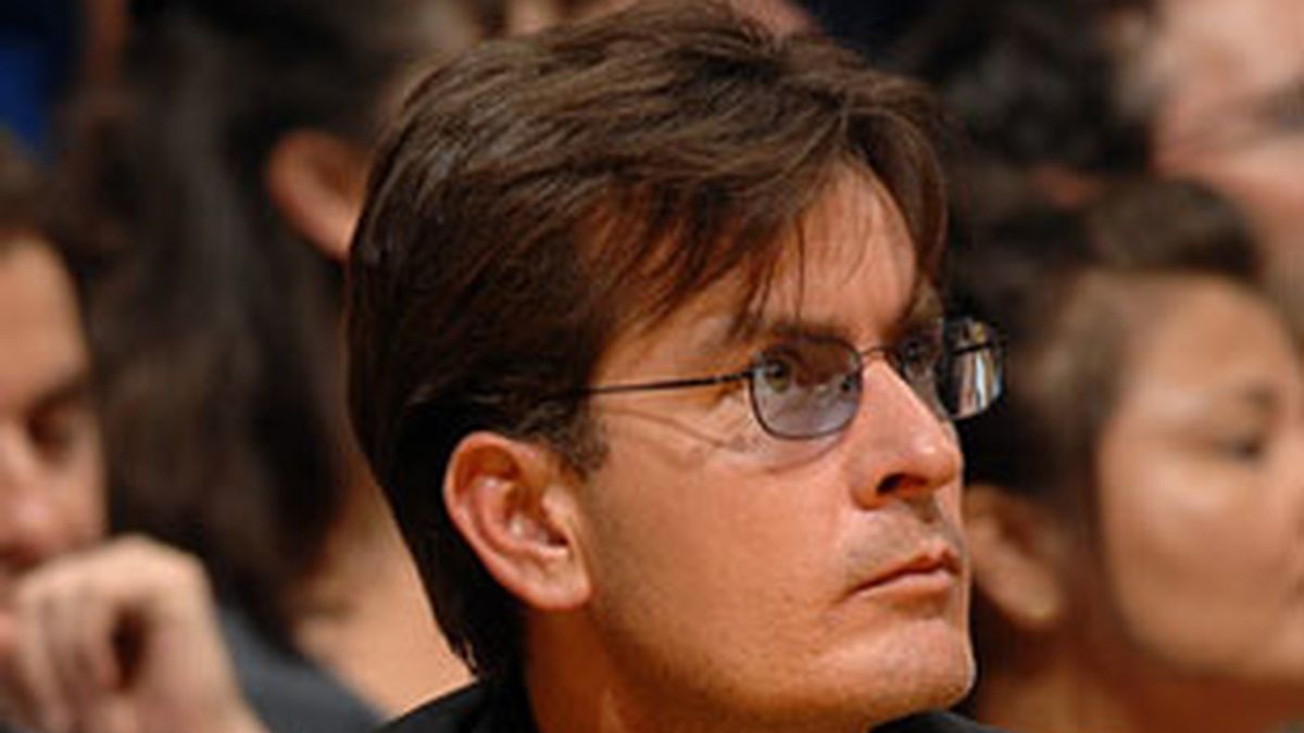 Charlie Sheen medita abandonar 'Dos hombres y medio'.