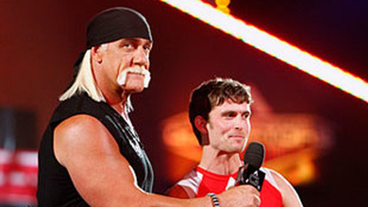 Hulk Hogan, con un participante de Gladiadores siglo XXI.