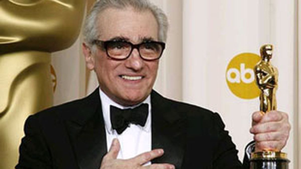 Martin Scorsese levanta el Oscar.