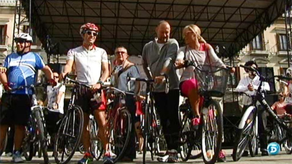La campaña 'Sobre ruedas' pasea en bici por las calles de Vitoria