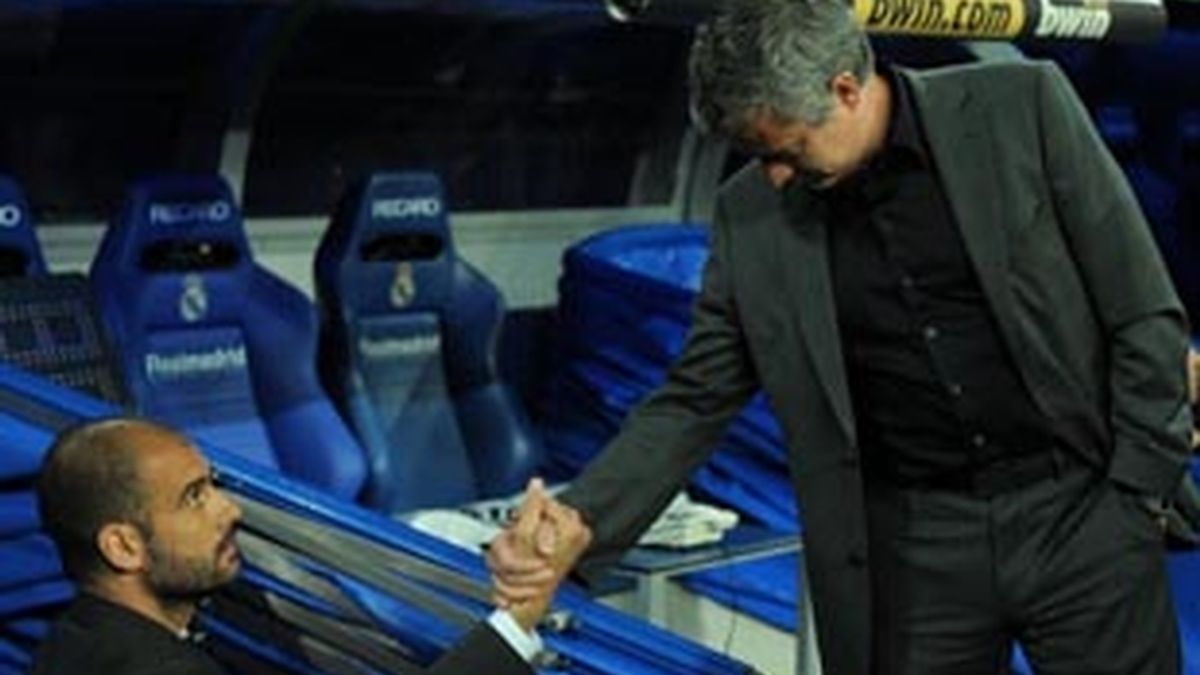 Guardiola y Mourinho se saludan antes del clásico.