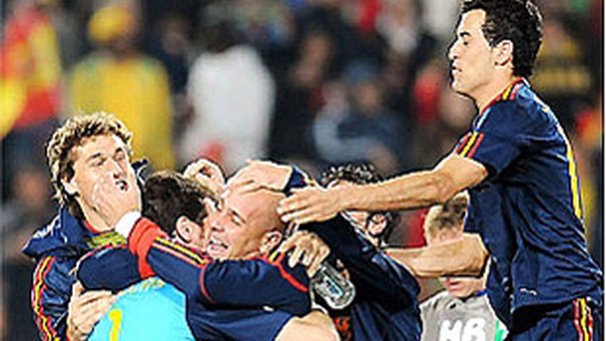 Los compañeros abrazan al portero Casillas al final del España-Paraguay.