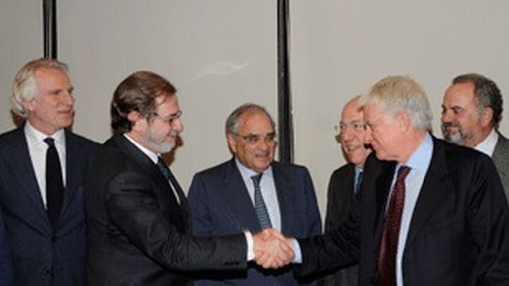 De izquierda a derecha, Guiseppe Tringali, Juan Luis Cebrián, Rodolfo Martín Villa, Fedele Confalonieri, Paolo Vasile e Ignacio Polanco.
