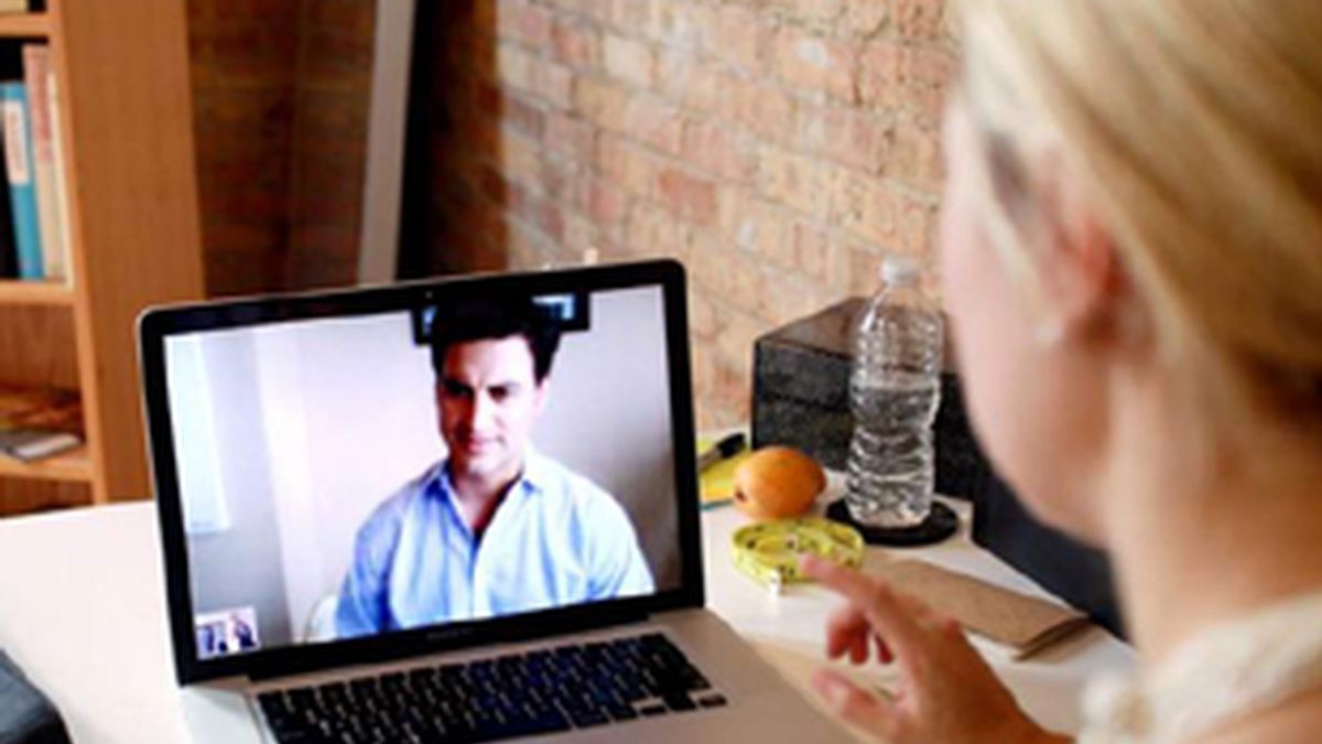 Dos usuarios conversan a través de Skype.