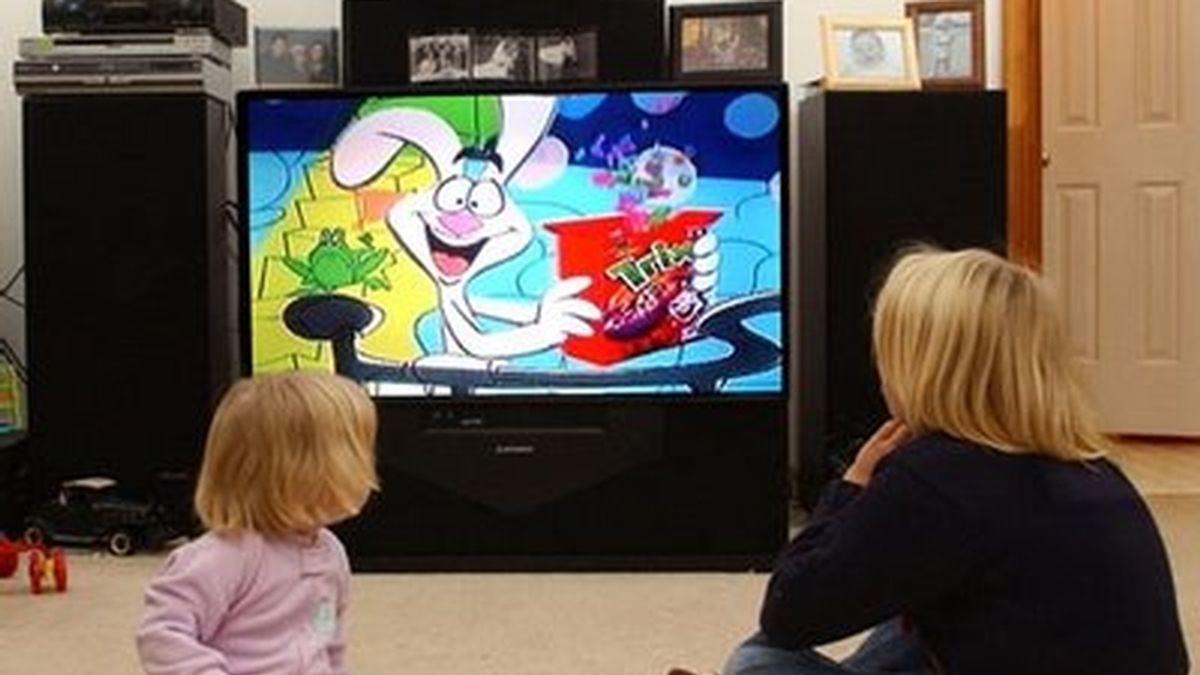 Niños mirando la tele
