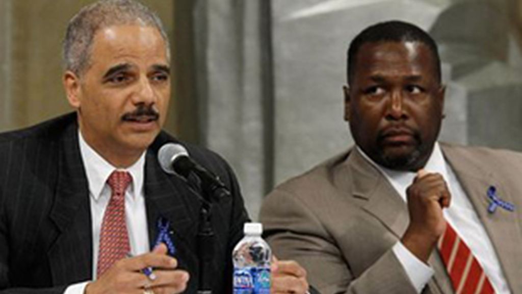 El fiscal general de Estados Unidos, Eric Holder (izquierda), y el actor de 'The wire' Wendell Pierce (derecha).