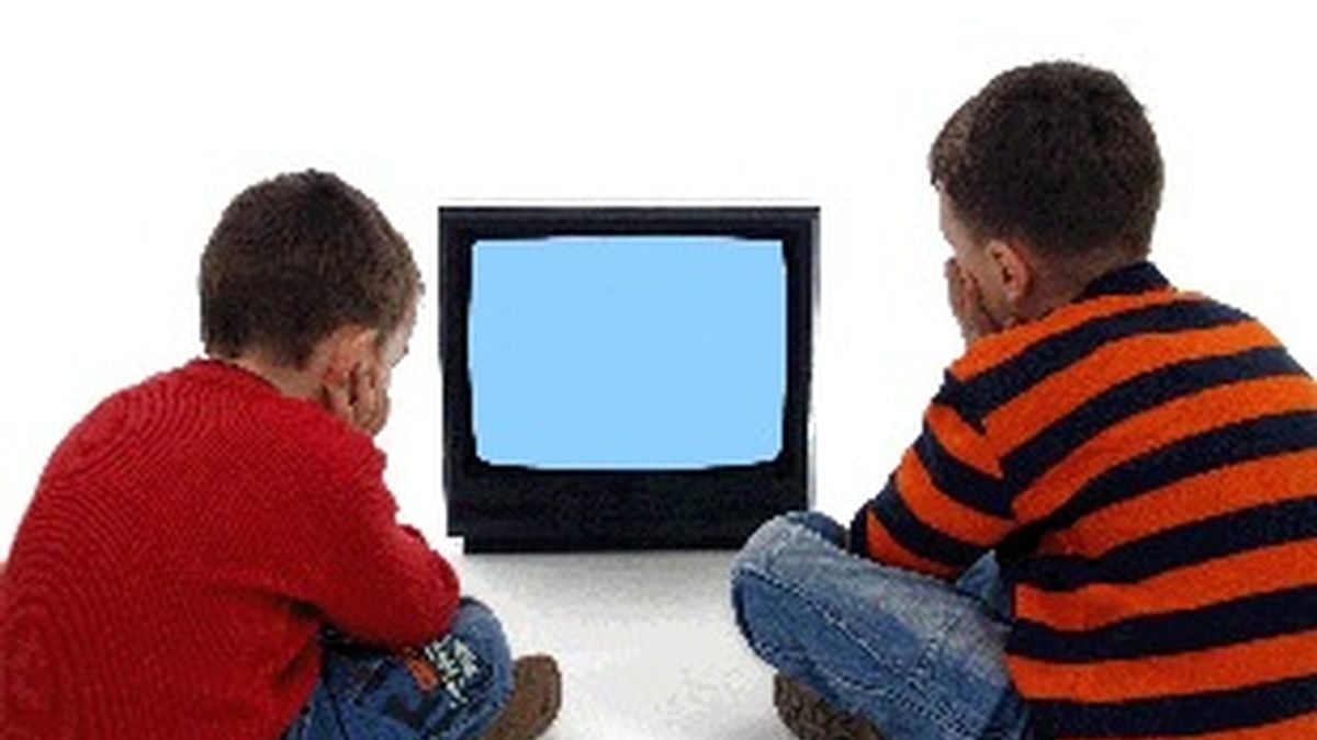 Dos niños ven la televisión.