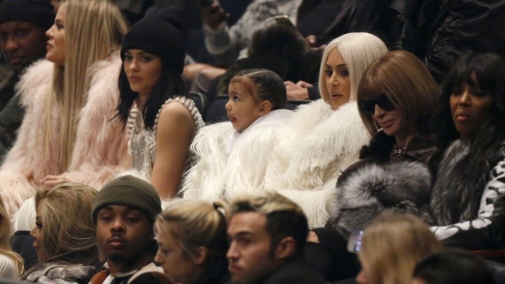 Las Kardashian y Lamar Odom, en el desfile de Kanye West