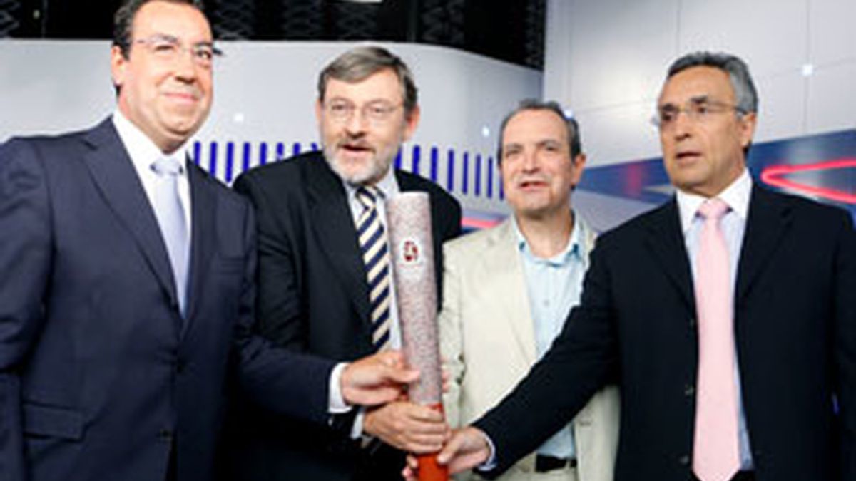 De izquierda a derecha, Miguel Carballeda, Jaime Lissavetzky, Luis Fernández y Alejandro Blanco sostienen la antorcha olímpica.