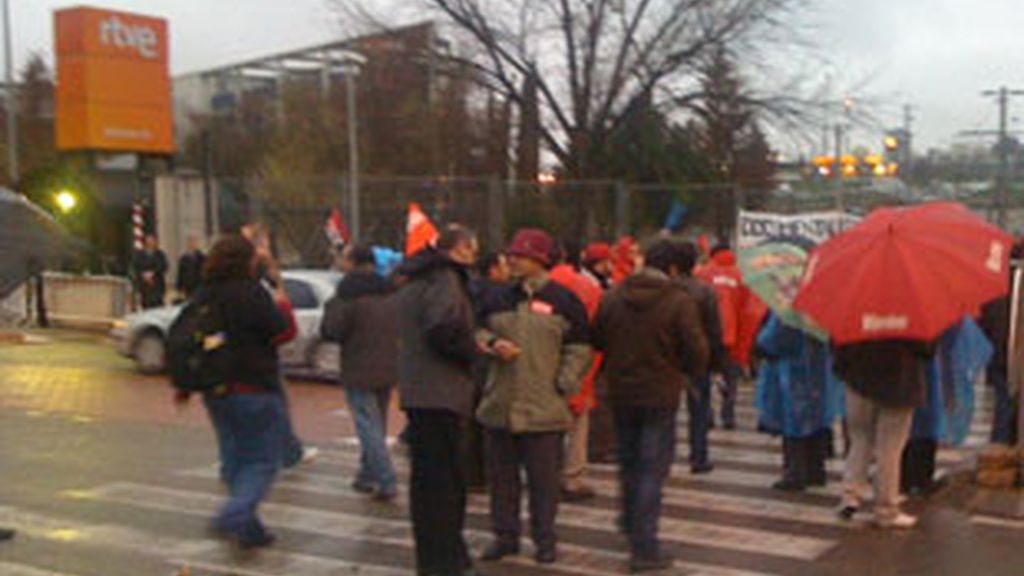 Trabajadores de RTVE, en la puerta de las instalaciones de Prado del Rey (Madrid).