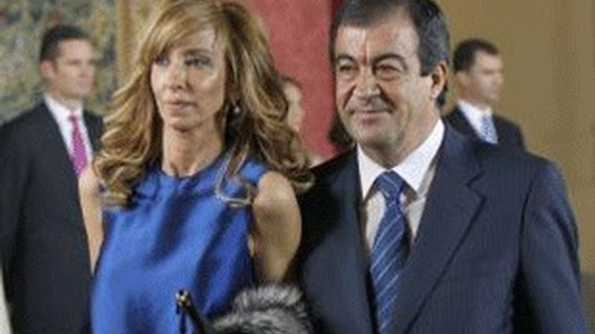 El ex ministro Álvarez Cascos y su esposa, María Porto.