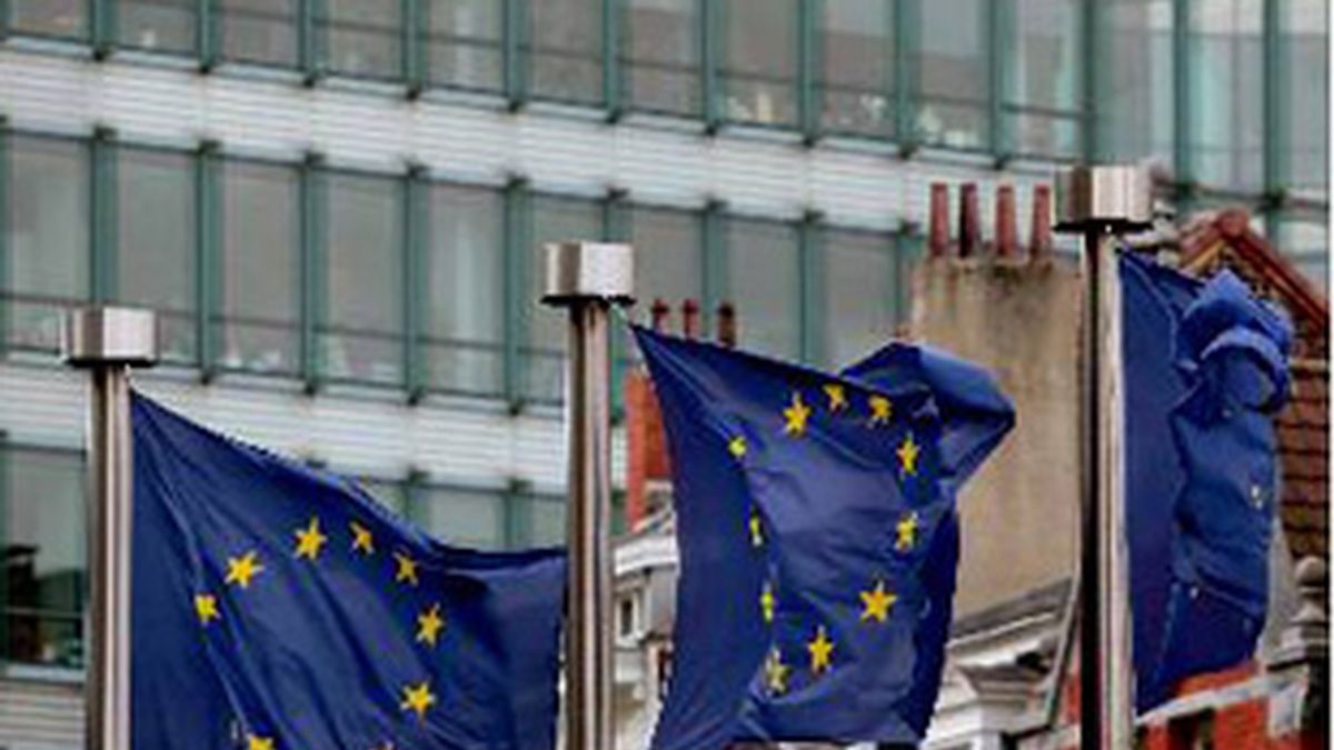 Banderas europeas ondeando en el Consejo de Europa en Bruselas.