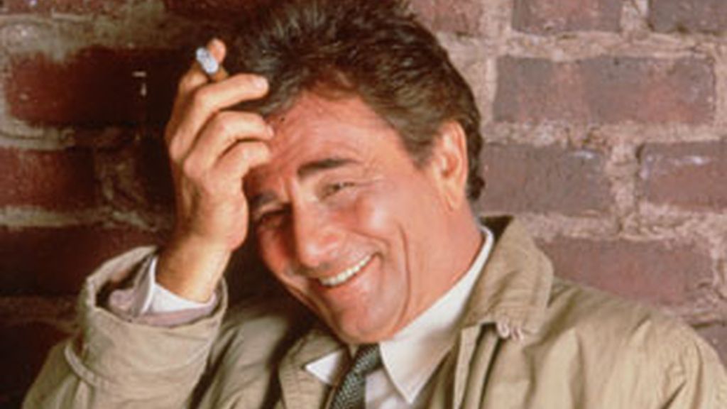 Peter Falk, caracterizado como 'Colombo'.