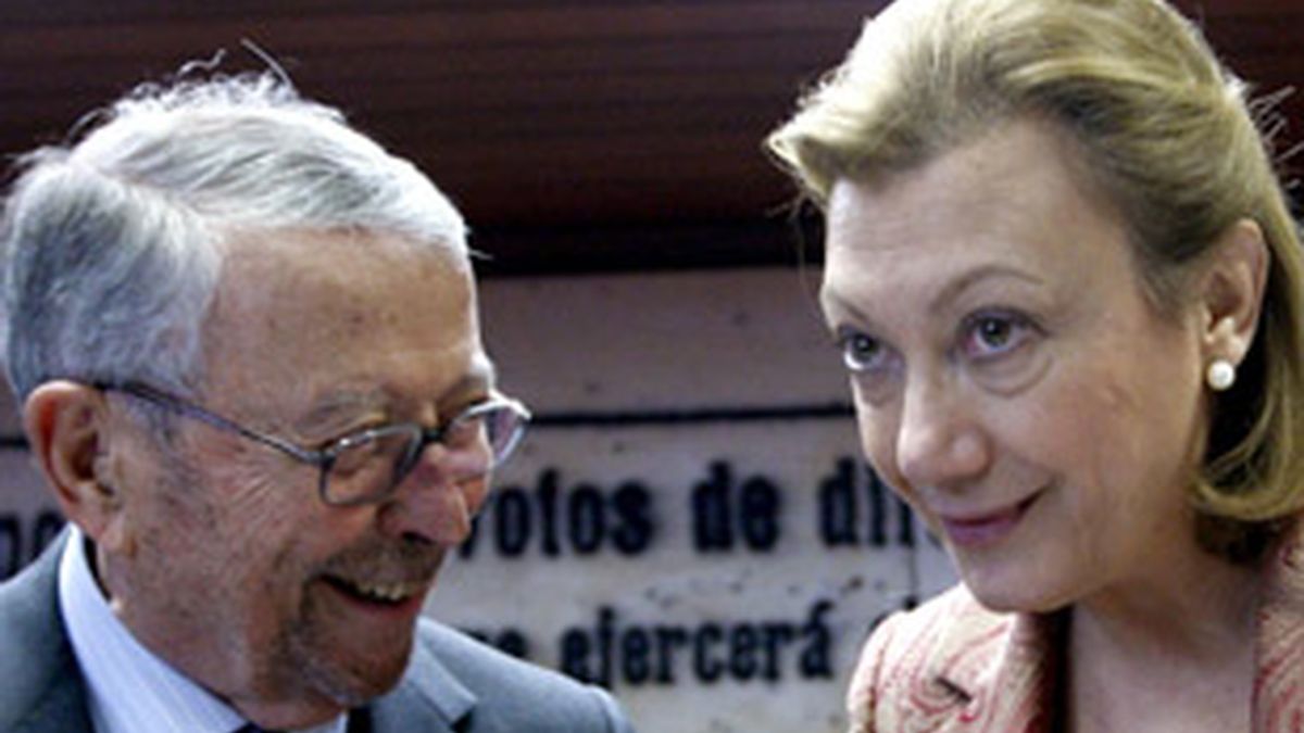 Alberto Oliart, presidente de RTVE, junto a la presidenta de la comisión mixta de control, Luisa Fernanda Rudi.
