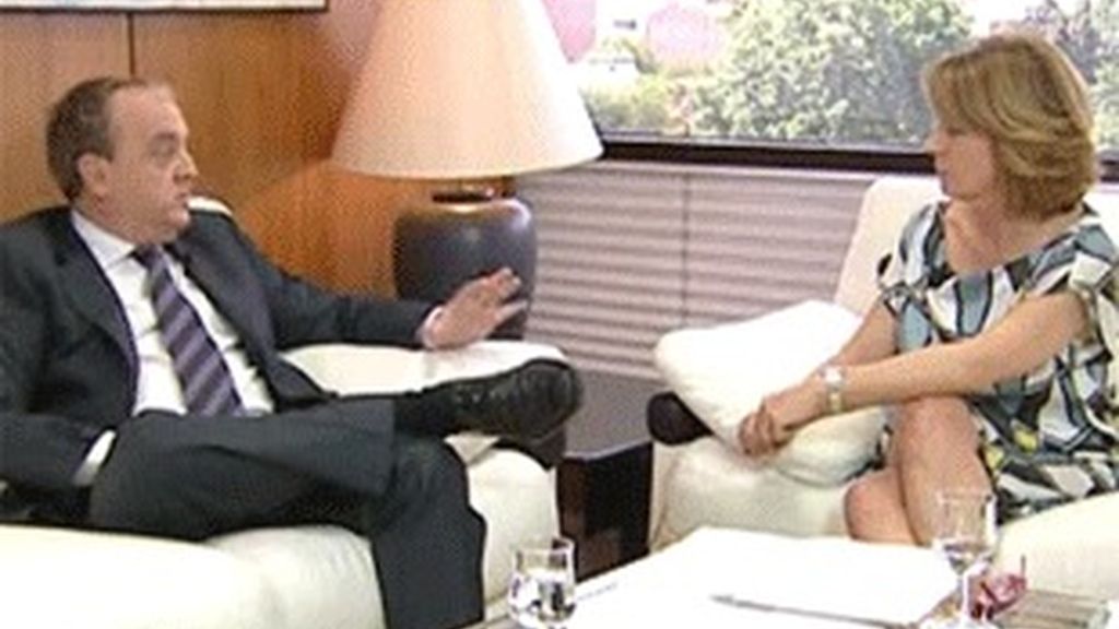 Javier Pons, con la defensora del espectador, Elena Sánchez.