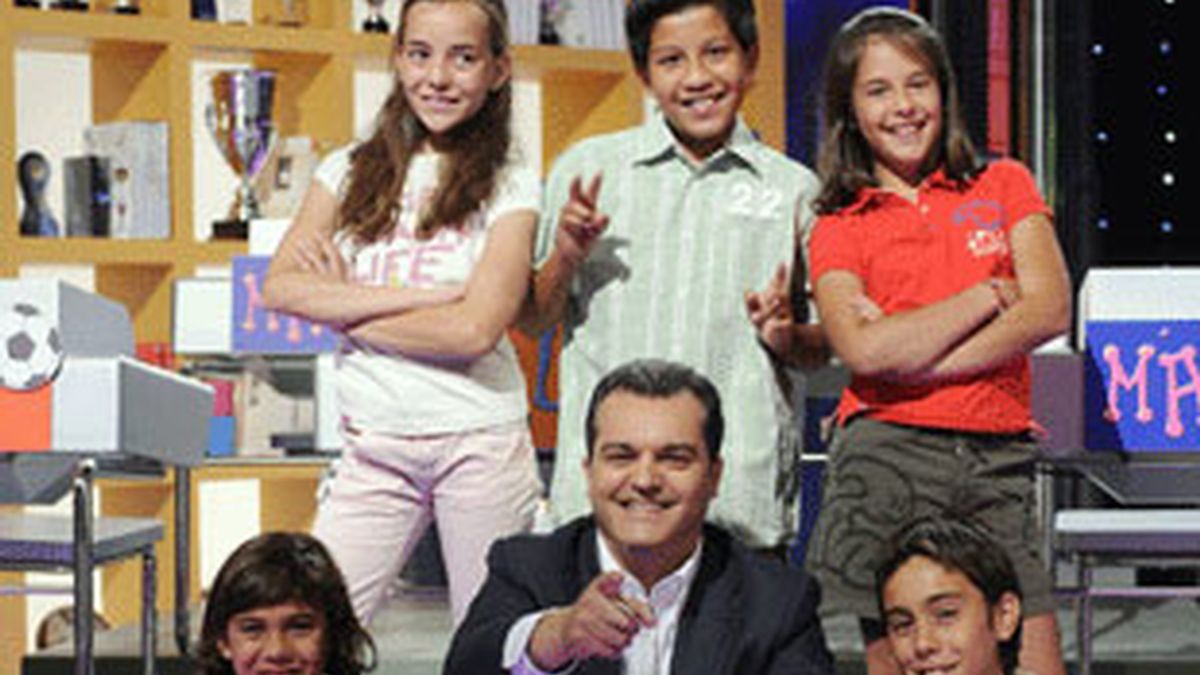 Ramón García, con los niños del programa.