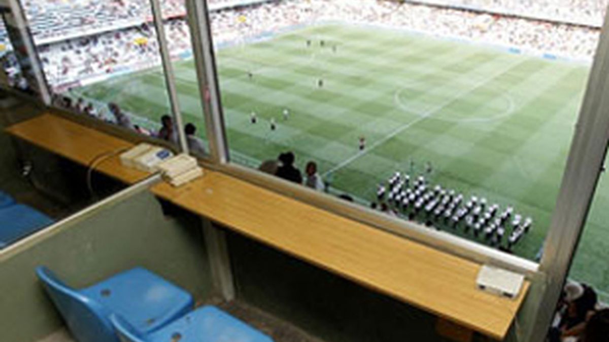 Imagen de una cabina de radio en un estadio de fútbol.