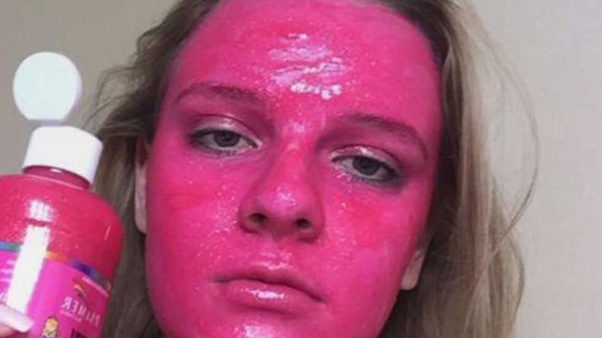 Se convierte en 'la persona más rosa del mundo' tras experimentar con su mascarilla