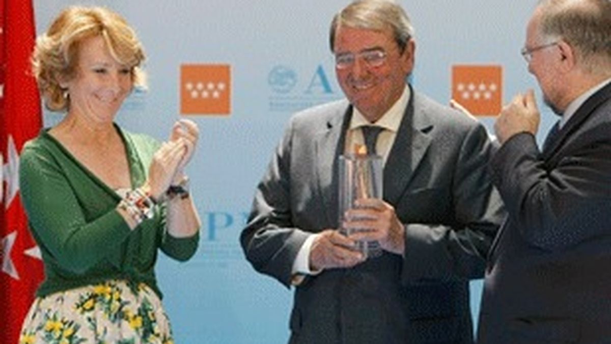 De izquierda a derecha, Esperanza Aguirre, Alejandro Echevarría y Fernando González Urbaneja, presidente de la APM.