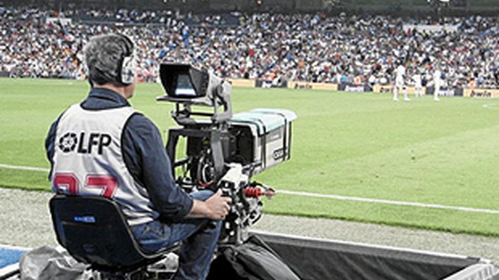 Cámara de televisión en un campo de fútbol.