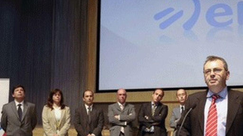 El director general de ETB, Alberto Surio, frente al micrófono, junto a su equipo.