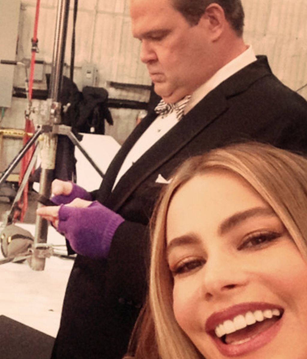 Sofía controla a Eric Stonestreet "tweeting"