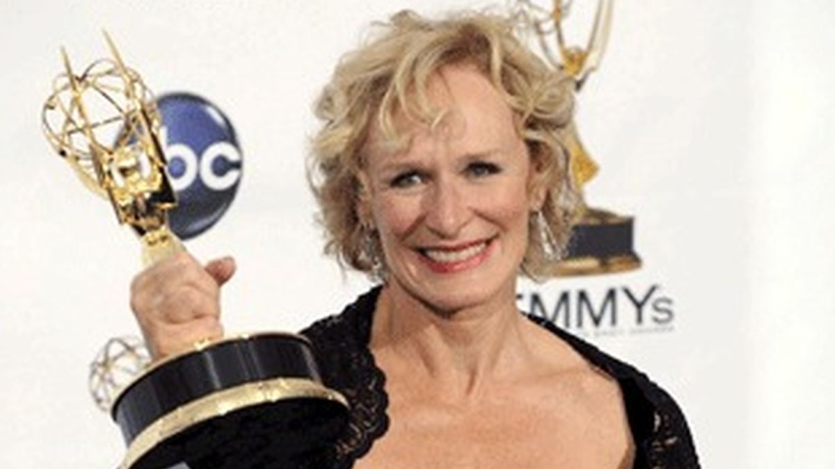 Glenn Close, con su Emmy a la mejor actriz de serie dramática, por 'Damages'.