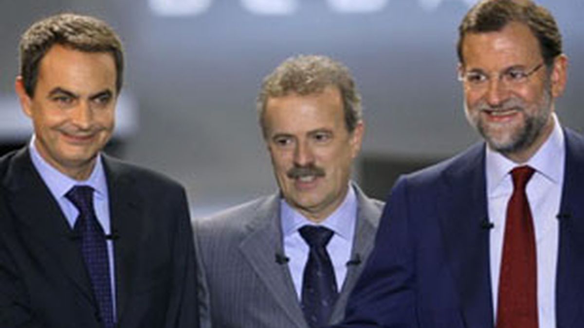 José Luis Rodríguez Zapatero (izquierda) y Mariano Rajoy (derecha) en el debate electoral de 2008 moderado por Manuel Campo Vidal (centro).